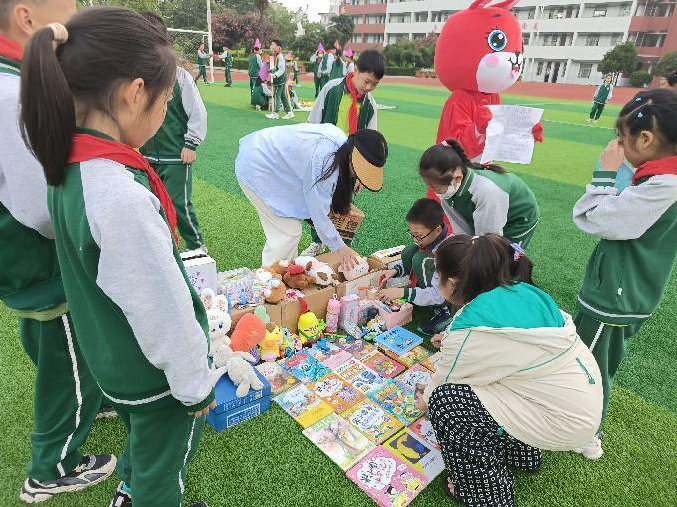 “传递爱心 体验实践”义卖活动-天门市陆羽小学